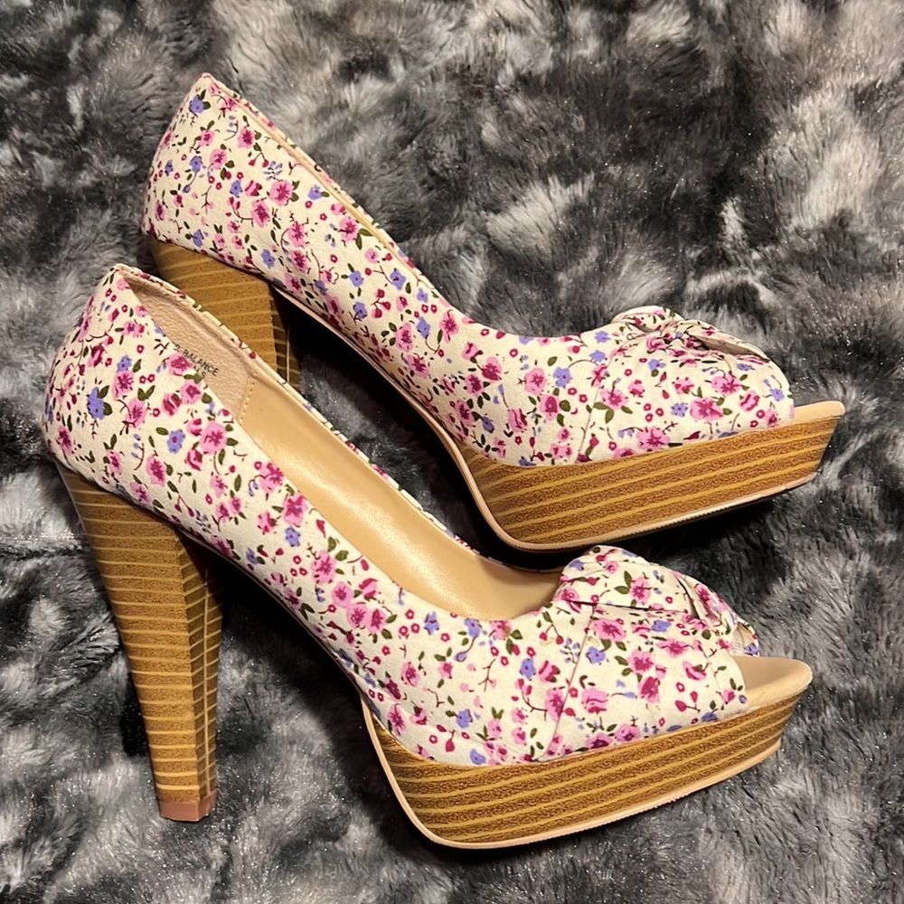 Gossip floral fabric heels size 7